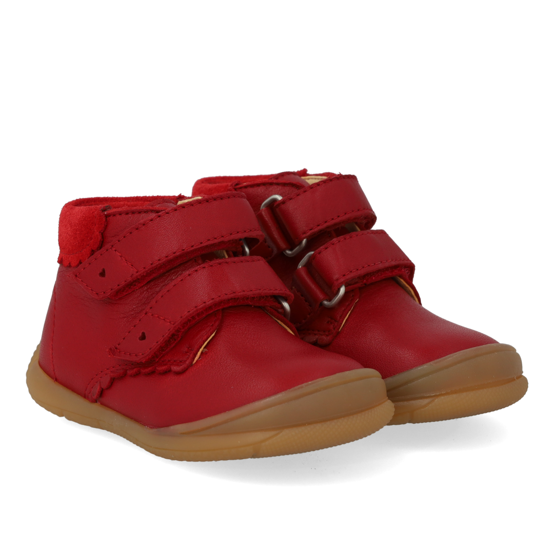Der erste Schuh mit herzförmigen Ausschnitten