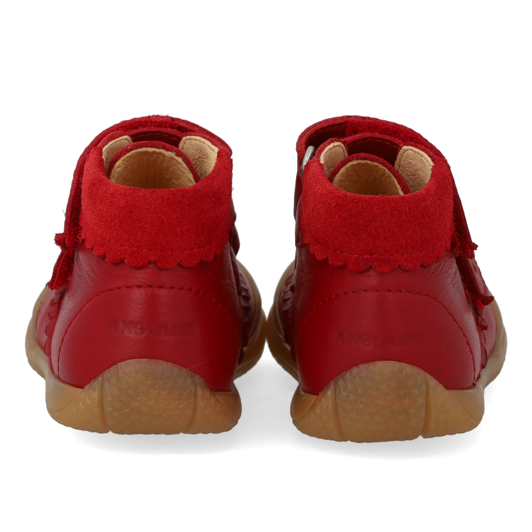 Der erste Schuh mit herzförmigen Ausschnitten