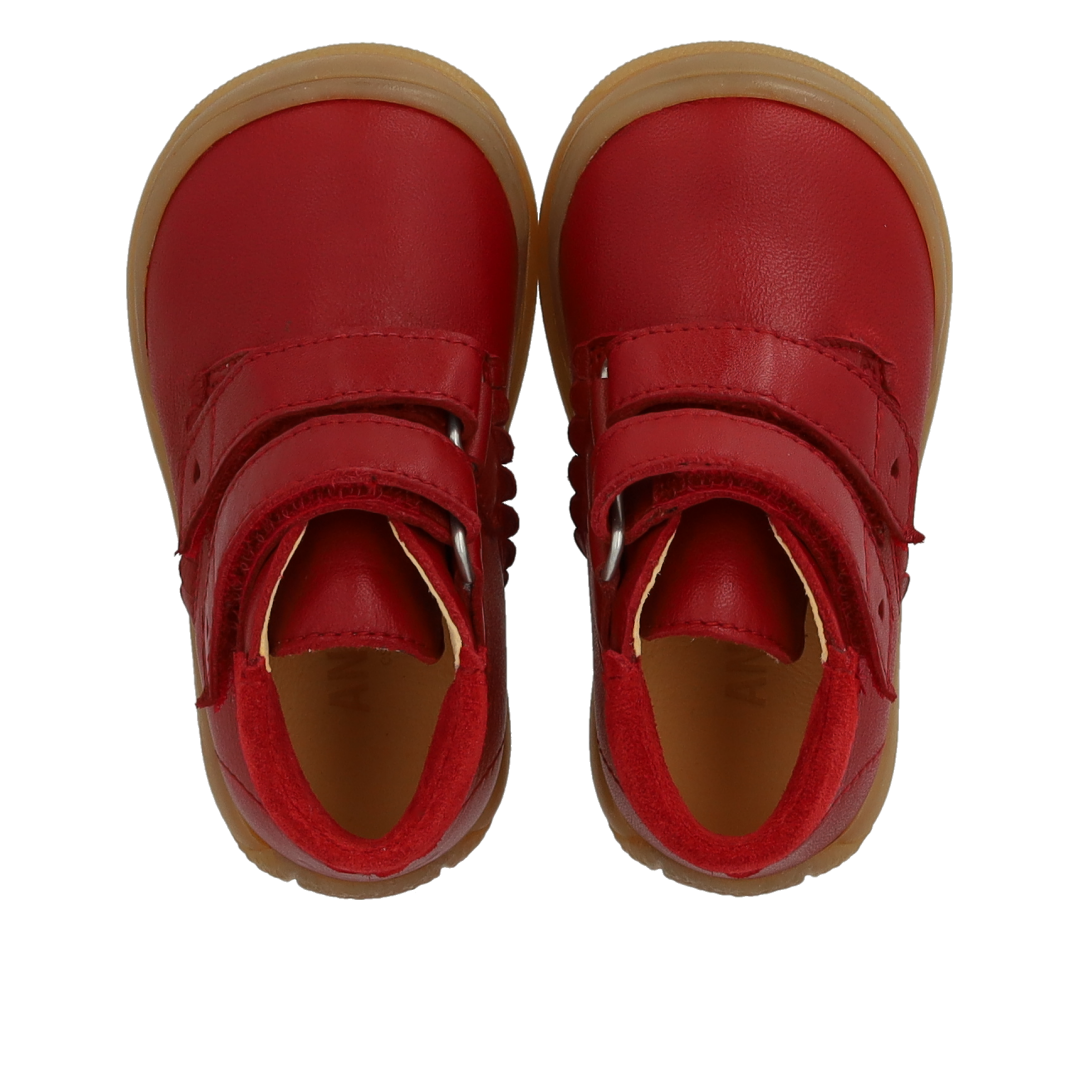 Der erste Schuh mit herzförmigen Ausschnitten