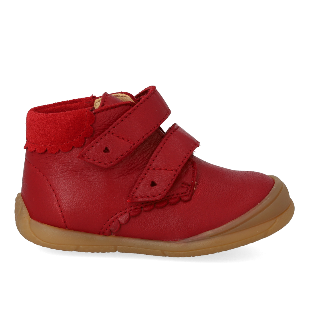 Der erste Schuh mit herzförmigen Ausschnitten