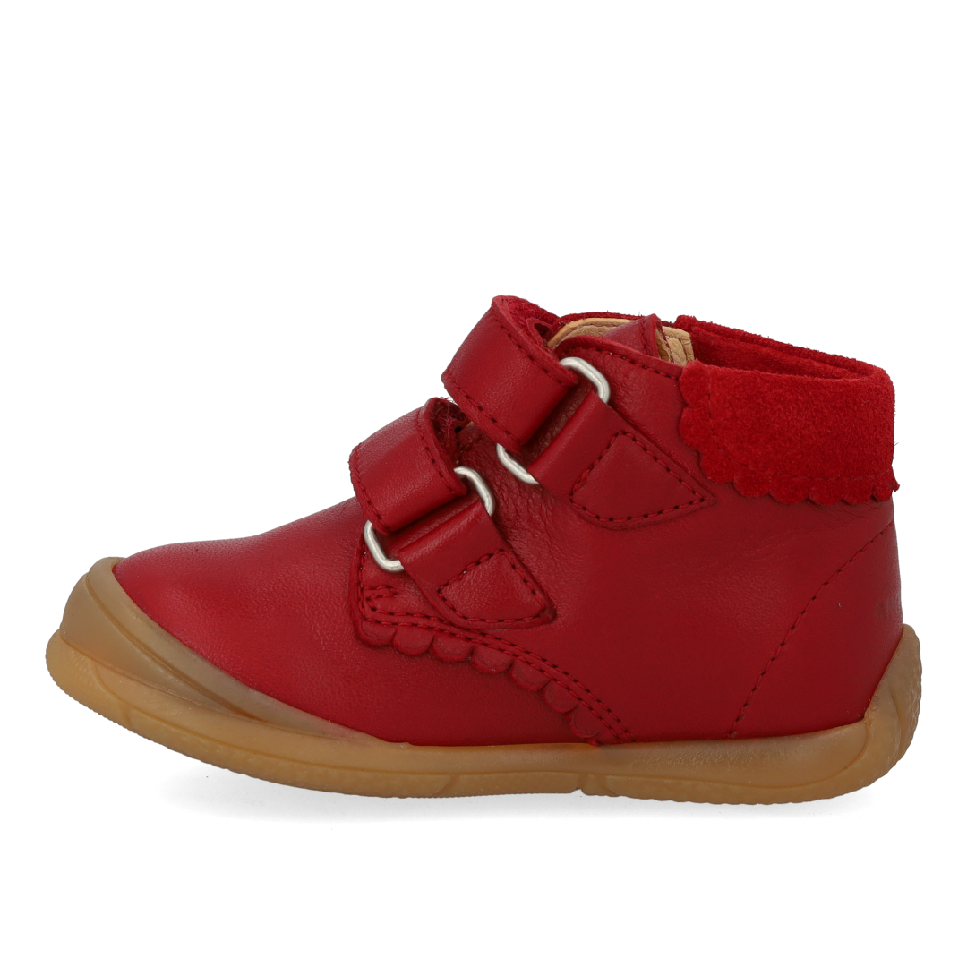 Der erste Schuh mit herzförmigen Ausschnitten