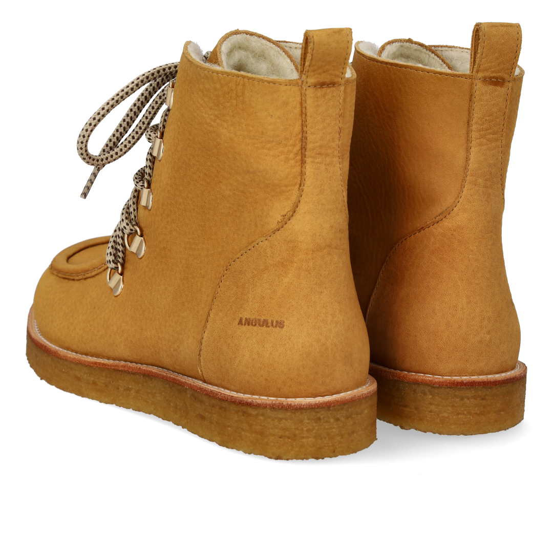 Schnürstiefel